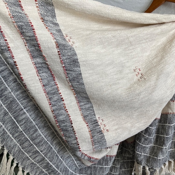 Woven Throw Blanket Tufted Tassels Fringed 50 x 60 - Picture 4 of 7